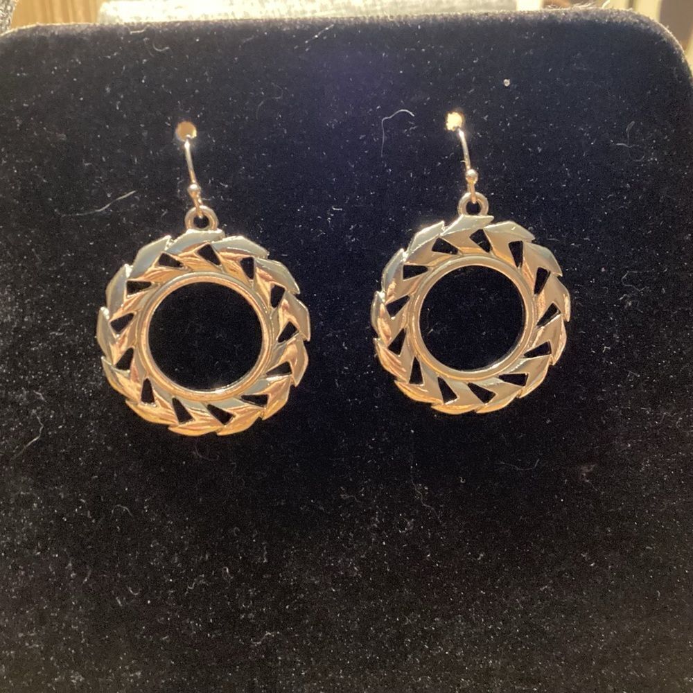 Bright Silvertone Wreath Pierced Earrings